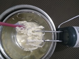 超美味黄油曲奇,低速打至黄油变白蓬松。分三次加入牛奶 高速打发至混合。