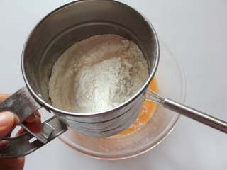 胡萝卜松饼（适合12个月龄以上的宝宝）,筛入低筋面粉