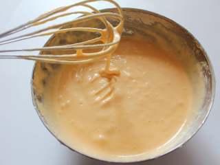 胡萝卜松饼（适合12个月龄以上的宝宝）,蛋白霜分三次加到蛋白糊中翻拌均匀