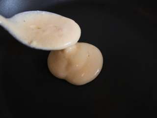 胡萝卜松饼（适合12个月龄以上的宝宝）,小火热锅 用汤匙取一勺面糊