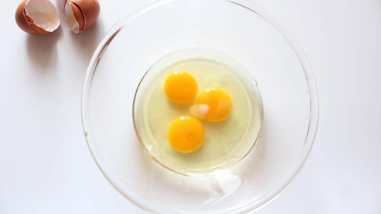 西兰花胡萝卜鸡蛋蒸糕（适合12个月龄以上的宝宝）,<a style='color:red;display:inline-block;' href='/shicai/ 9'>鸡蛋</a>磕入大碗中，加入少许盐，搅拌均匀
