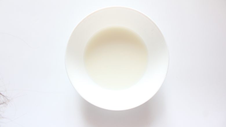 西兰花胡萝卜鸡蛋蒸糕（适合12个月龄以上的宝宝）,淀粉加适量的白开水，做成水淀粉