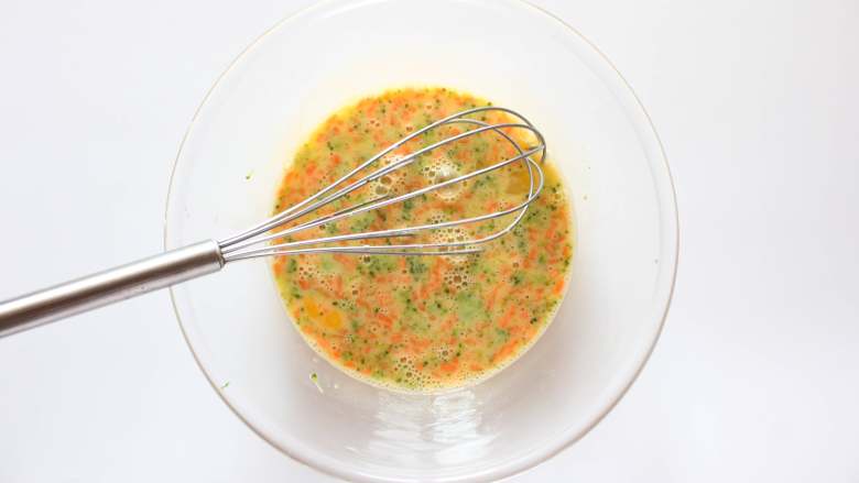 西兰花胡萝卜鸡蛋蒸糕（适合12个月龄以上的宝宝）,将所有食材混合均匀
