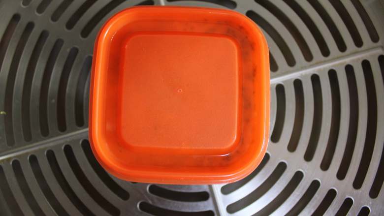 西兰花胡萝卜鸡蛋蒸糕（适合12个月龄以上的宝宝）,放入蒸锅盖上盖，或盖上保鲜膜，水开蒸9分钟即可