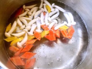 缤纷荷兰豆,锅中烧开水将海鲜菇、红椒、黄椒焯水时间不要过长影响口感营养也会流失