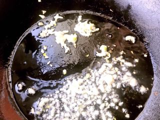 缤纷荷兰豆,锅中倒入玉米油加热放入蒜粒爆香