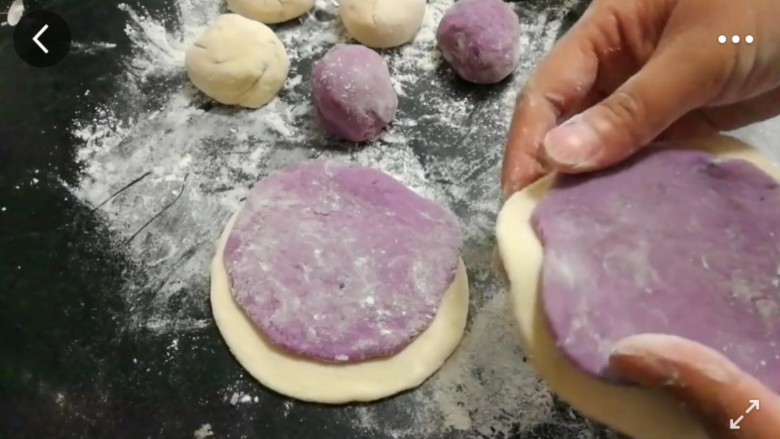 紫薯红薯包子（杂粮馒头）,白色面团大一点，紫薯面团小一点重叠一块