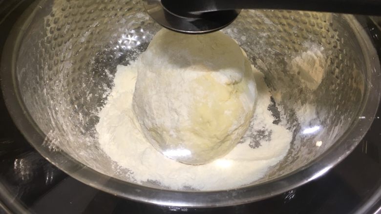 松软豆沙豆渣饼,在温暖的地方醒发半小时，因为有豆渣，面团很软所以撒一些面粉