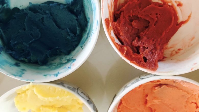 冰淇淋曲奇,调入色素或果蔬粉，调出自己喜欢的颜色。因为黄油本身有眼色，所以蓝色加进去会有绿绿的效果