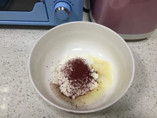 桃花酥,油酥的制作：低筋面粉加1.5g红曲粉，加猪油