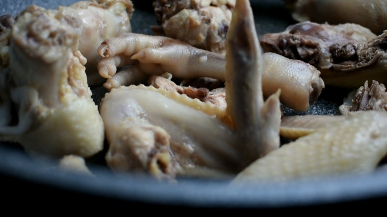 吃鸡+小鸡炖蘑菇,将鸡肉放进去煸炒一下