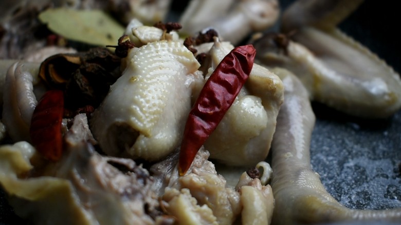 吃鸡+小鸡炖蘑菇,炒至表面微微发黄后，加入所有的香料继续翻炒