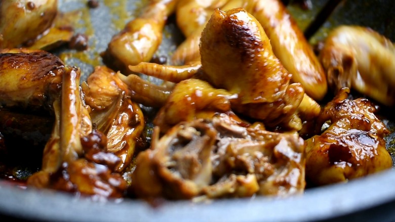 吃鸡+小鸡炖蘑菇,翻炒均匀
