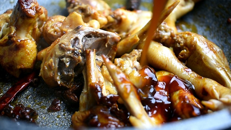 吃鸡+小鸡炖蘑菇,倒入一勺蚝油
