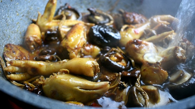吃鸡+小鸡炖蘑菇,翻炒几下，倒入足量的热水，没过鸡肉即可