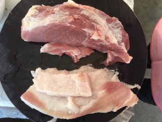 Q弹脆皮肠,将买来的肉，按照猪皮，猪油，瘦肉分开