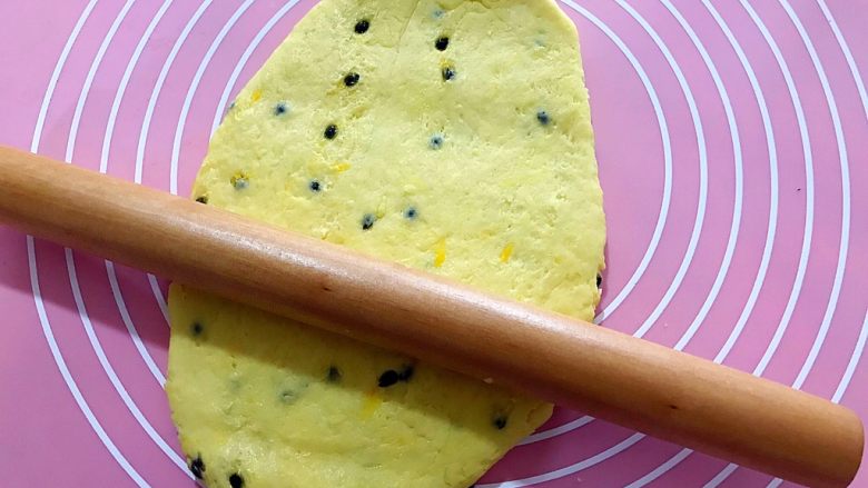 超完美～甜蜜蜜下午茶点（百香果司康）,用擀面杖将面团擀成大约1.5厘米厚的面皮