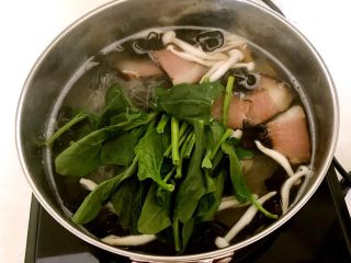 腊肉菌菇蔬菜汤,加入菠菜