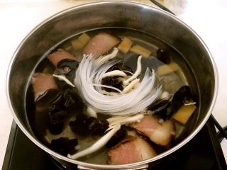 腊肉菌菇蔬菜汤,加入水晶粉煮2分钟