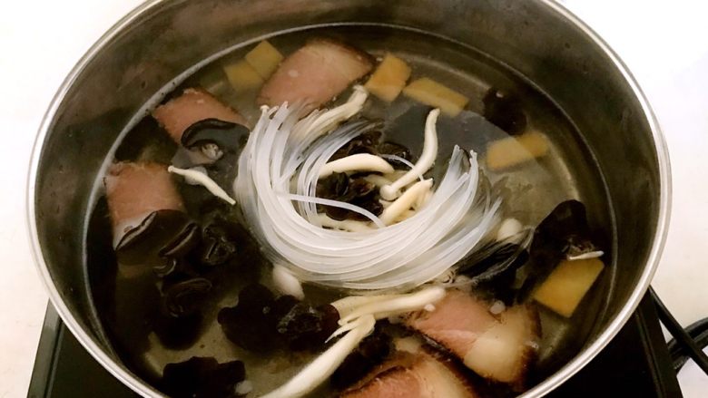腊肉菌菇蔬菜汤,加入水晶粉煮2分钟