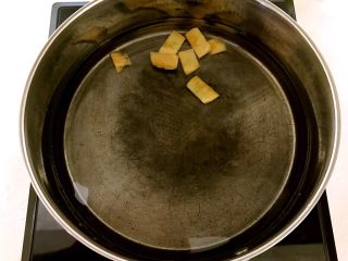 腊肉菌菇蔬菜汤,锅里加入大豆，放入姜片水开后煮10分钟