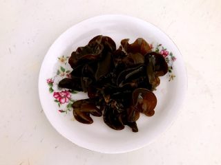 腊肉菌菇蔬菜汤,水发木耳