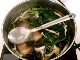 腊肉菌菇蔬菜汤,加入精盐调味，烧开即可