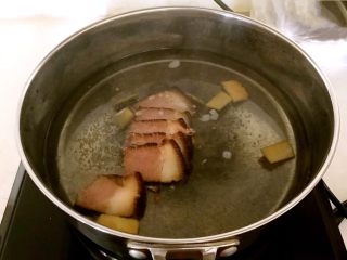 腊肉菌菇蔬菜汤,加入腊肉煮3分钟