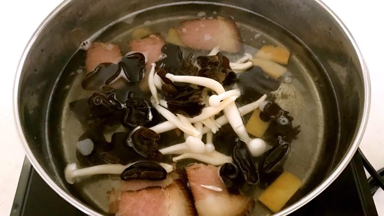 腊肉菌菇蔬菜汤,加入白玉菇和木耳煮5分钟