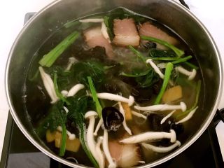 腊肉菌菇蔬菜汤,腊肉菌菇蔬菜汤做好了