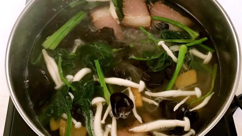 腊肉菌菇蔬菜汤,腊肉菌菇蔬菜汤做好了
