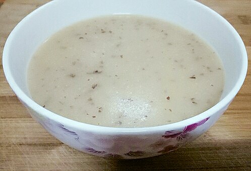 养生山药红枣汤,一碗养生汤就做好了，肠胃不好的可以把红枣皮去掉，或者用过滤筛过滤掉红枣皮。