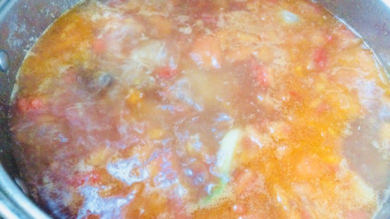 番茄营养排骨火锅,倒入之前煮好的高汤里，加入6g盐。