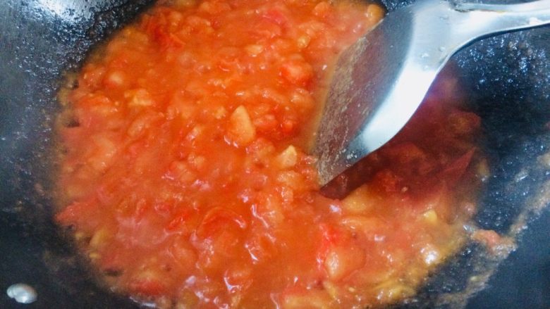 番茄营养排骨火锅,炒制番茄成糊状。