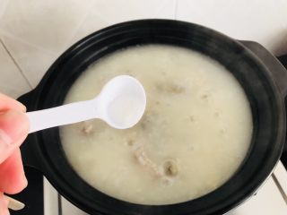 淡菜瑶柱排骨粥～健康养生靓粥,熄火前加少许盐调味即可
看，奶白如牛奶呢