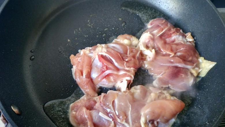 #厨房挑战 #荤菜：照烧鸡腿+素菜：酸辣红菜苔,将鸡腿放入锅内，肉皮朝下。