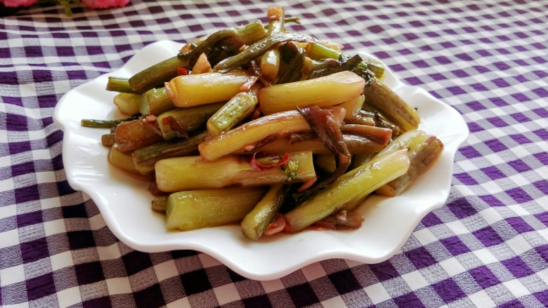 #厨房挑战 #荤菜：照烧鸡腿+素菜：酸辣红菜苔,素菜成品图来一张，武汉的洪山菜苔最有名，打过霜的菜苔又甜又脆。