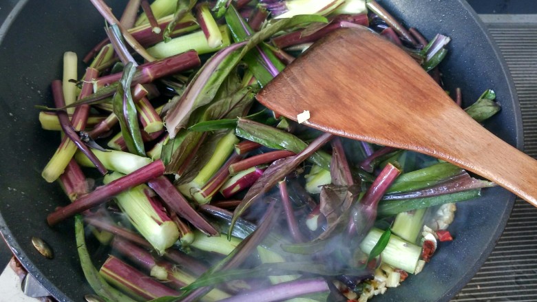 #厨房挑战 #荤菜：照烧鸡腿+素菜：酸辣红菜苔,倒入菜苔，大火翻炒。