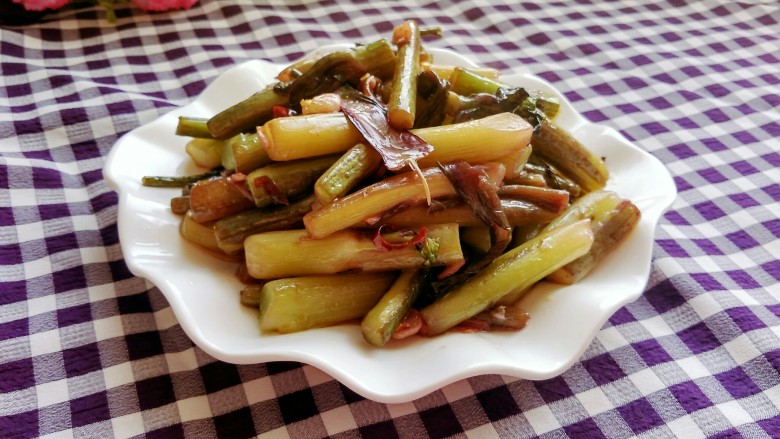 #厨房挑战 #荤菜：照烧鸡腿+素菜：酸辣红菜苔,装盘，酸辣爽口的菜苔炒好了。