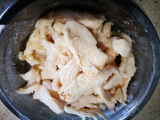 土豆辣椒炒鸡片盖浇饭,炒至变白盛出
