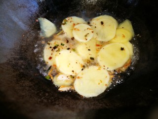 土豆辣椒炒鸡片盖浇饭,土豆片滤水，倒入锅中，倒入差不多和土豆片齐平的冷水