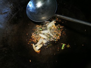 土豆辣椒炒鸡片盖浇饭,留余油（不够就加点），放入葱姜蒜末爆锅