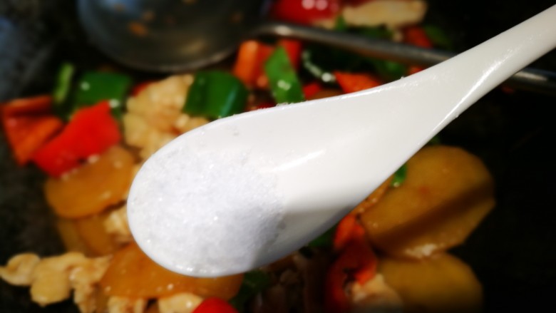土豆辣椒炒鸡片盖浇饭,调味瓶里的小勺加半勺盐