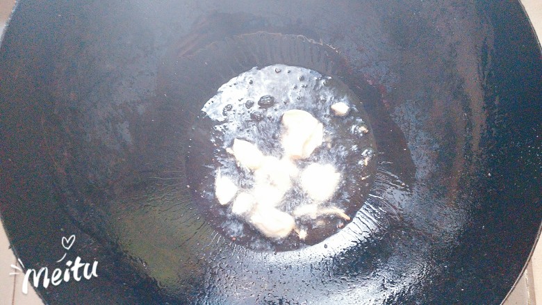 小炒肉,洗干净的锅里倒入刚刚爆炒五花肉出的油，把大蒜放下去炒出香味！