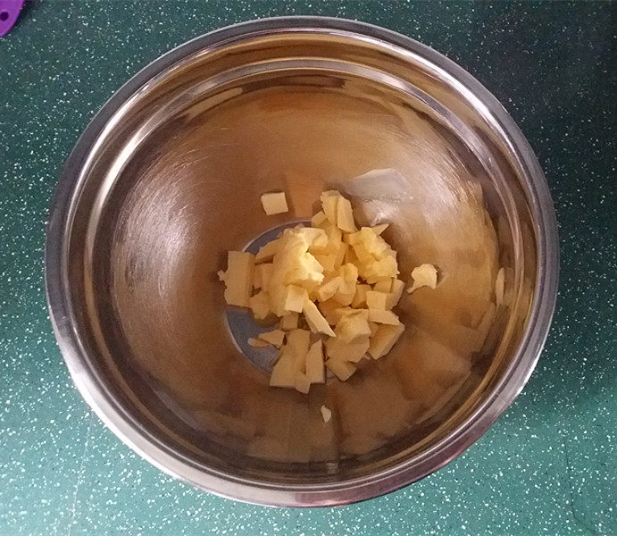 蜜豆菠萝包,面包机和面的时候可制作菠萝皮：将软化的黄油A切小粒