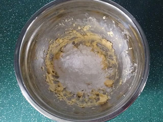 蜜豆菠萝包,打至顺滑后加入糖粉A、食盐A打至蓬松变白