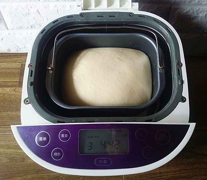 蜜豆菠萝包,待面包机的面团发酵至2.5倍大时取出