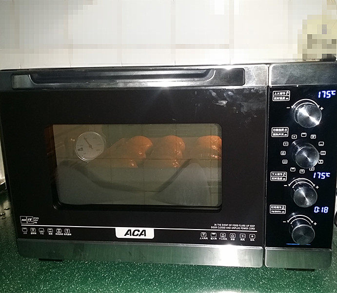 蜜豆菠萝包,送入预热好的烤箱中层：175度、上下火