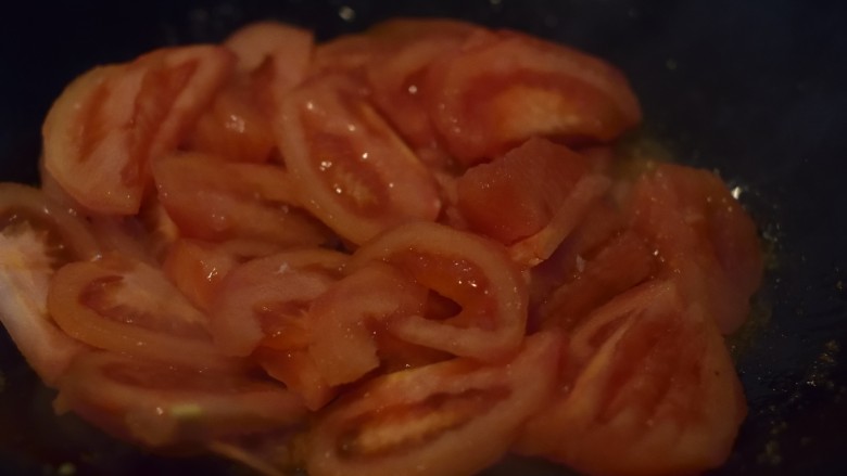 超快手无添加意面酱,把锅洗净，烧干后加入另一汤匙油，倒入番茄片。
