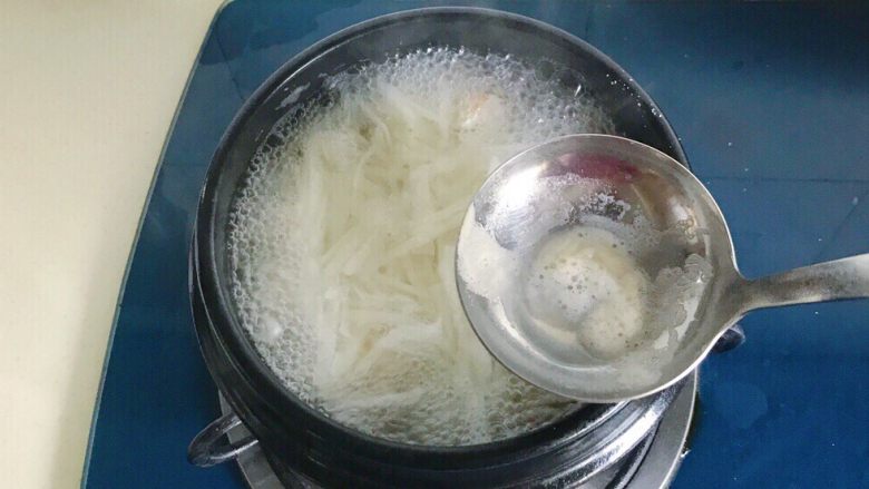 银针捞虾干,用勺子把上面的浮沫撇干净